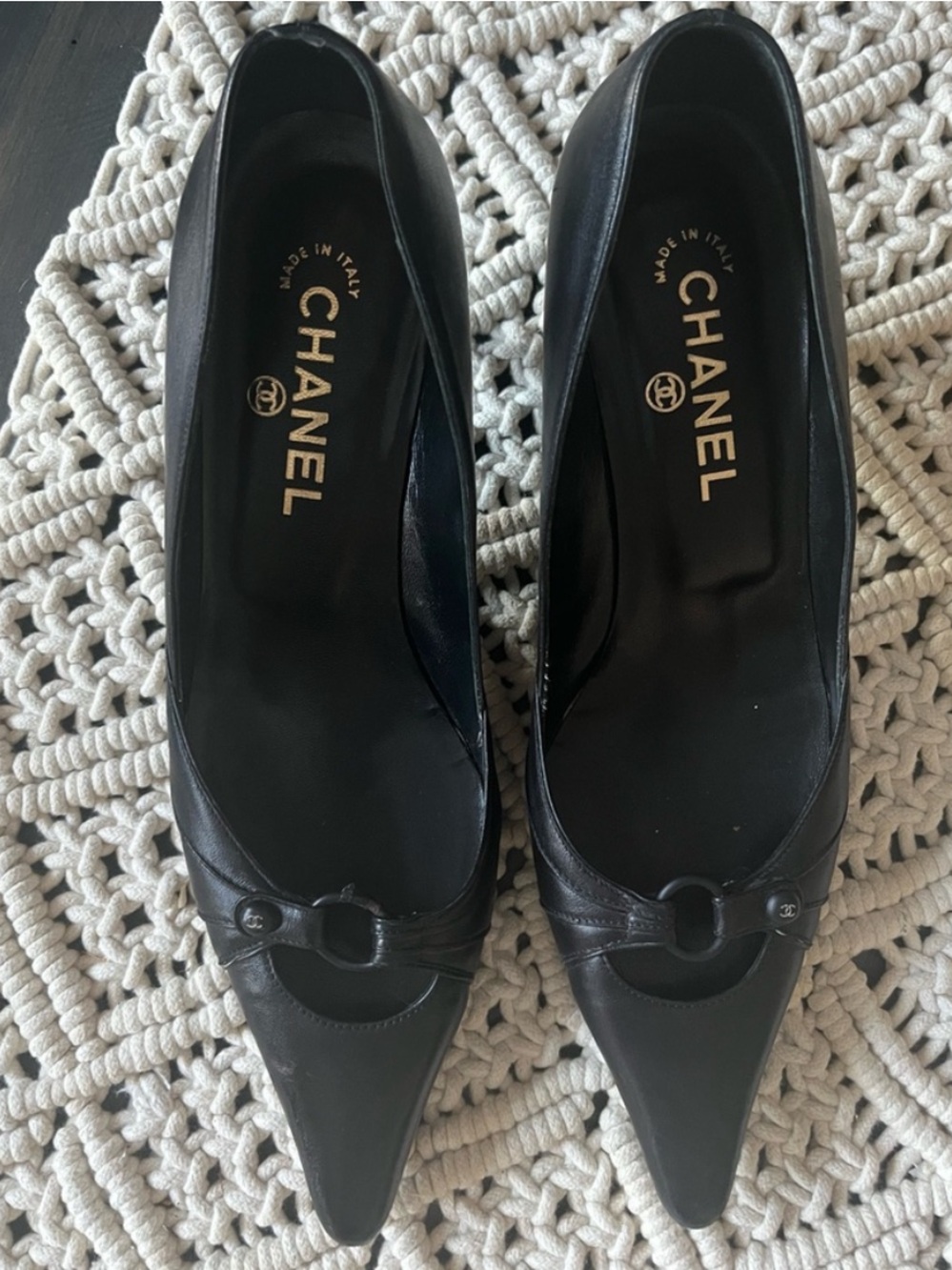 Chanel Courts Black Leather Pointed Toe Heels size 39 Like New